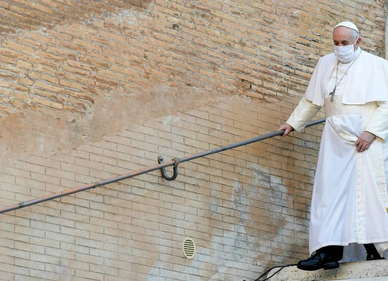 El Papa Francisco insistió, en un documental, en la necesidad de legalizar las uniones civiles entre homosexuales. FOTO AFP