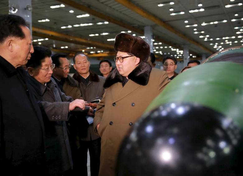 El líder de Corea del Norte, Kim Jong Un, dijo que el país miniaturizó ojivas nucleares para montarlas en misiles balísticos. FOTO REUTERS