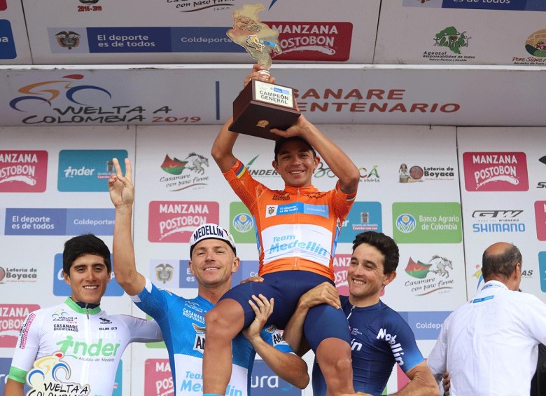 Fabio Duarte campeón de la edición anterior de la Vuelta a Colombia con sus compañeros de equipo Weimar Roldan y Oscar Sevilla. FOTO CORTESÍA FEDECICLISMO