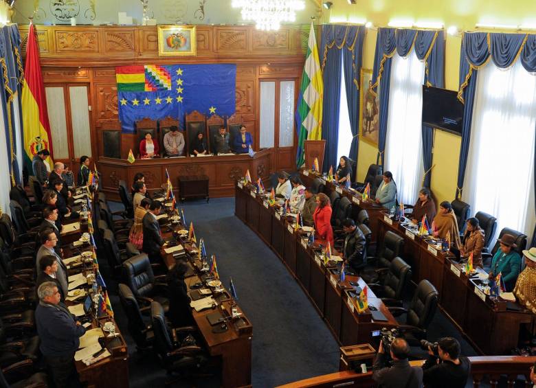 El Parlamento de Bolivia tramita este sábado una ley de urgencia para agilizar la convocatoria de nuevas elecciones, para cuya aprobación se busca un consenso entre la mayoría del Movimiento al Socialismo (MAS) de Evo Morales y la oposición de la que surgió la presidenta interina Jeanine Áñez. Foto: AFP