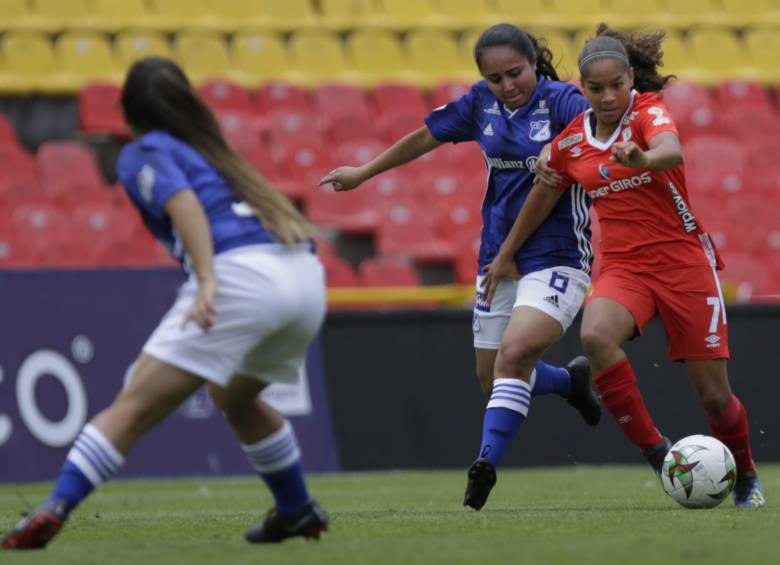 El reglamento de licencias de clubes en el Fútbol Femenino había sido aprobado a comienzos de este año, con el propósito de profesionalizar, desarrollar y colaborar con los clubes femeninos, pero el impacto de la pandemia a nivel mundial ha impedido continuar con la labor. Foto: Colprensa