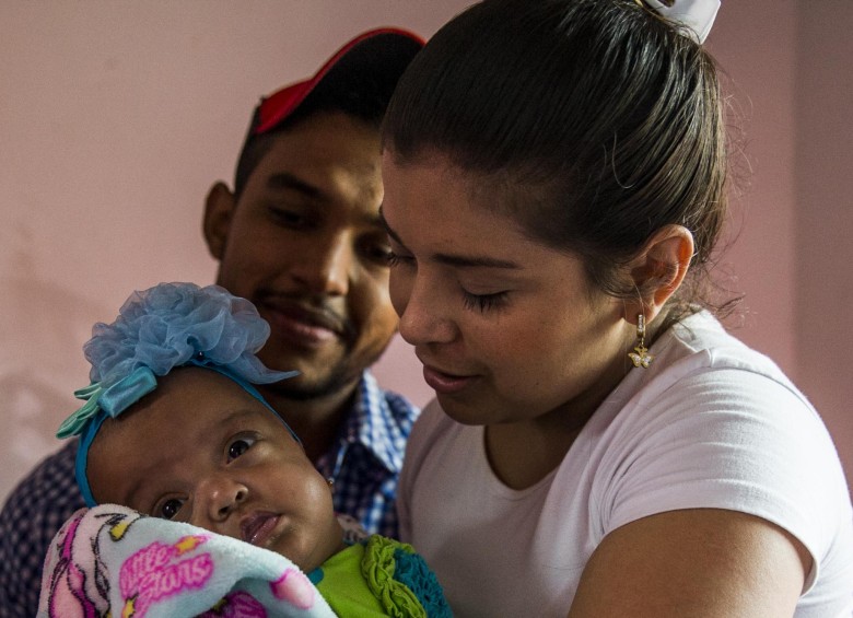 Los venezolanos Ómar José Álvarez y Erilim Nava decidieron emigrar y darse una oportunidad en Guatapé. En Medellín nació su bebé Mía Victoria. FOTO JULIO CÉSAR HERRERA