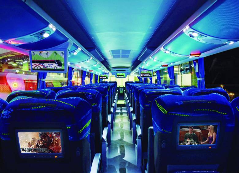 No es la cabina de un avión. Es la de un bus de pasajeros, dotada con modernos equipos de entretenimiento y acceso gratuito a internet, una manera de responder a la creciente competencia por parte de las aerolíneas de bajo costo. FOTO cortesía expreso brasilia