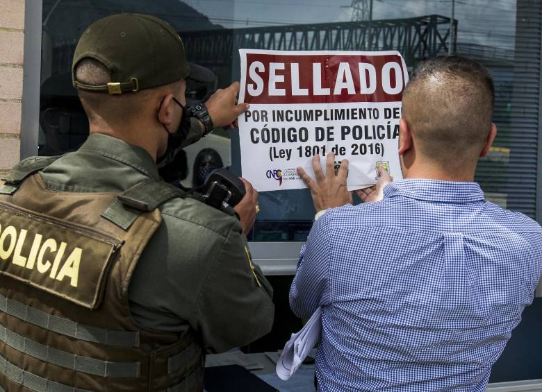 En la mañana de este martes, la Inspección Primera de Policía de Bello hizo pública la orden de sellamiento para la planta de tratamiento de aguas residuales Aguas Claras. FOTO: JULIO CÉSAR HERRERA.