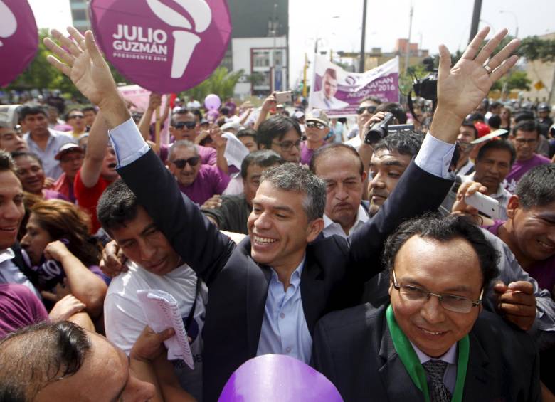El fenómeno de estas elecciones en Perú empieza a llamarse Julio Guzmán, quien se muestra cercano a la gente. FOTO reuters