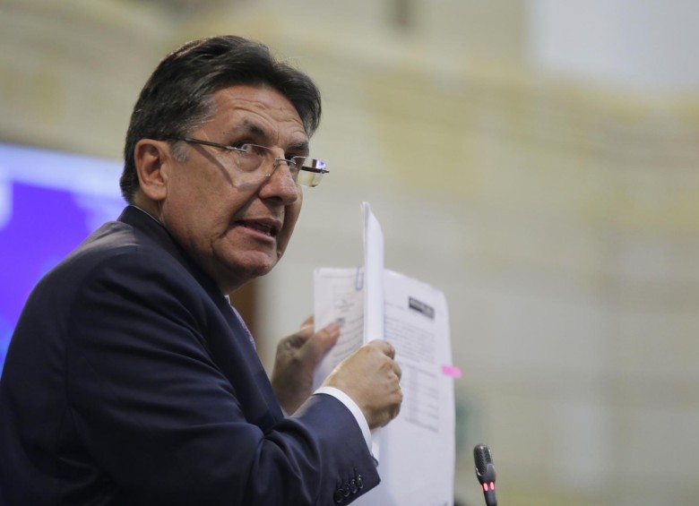 El Fiscal General, Néstor Humberto Martínez, durante el debate sobre corrupción en Ruta del Sol 2 por Odebrecht en el Senado. FOTO COLPRENSA