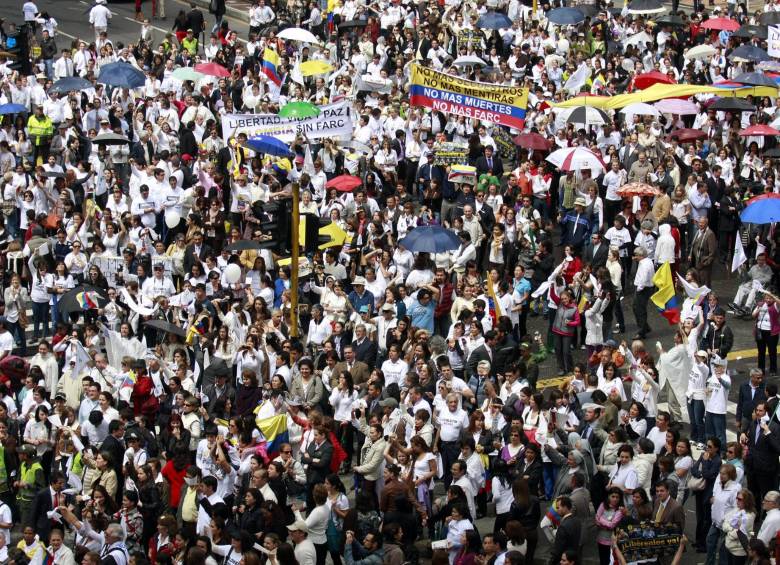 El Centro Democrático empezó a organizar una marcha que se dará en contra de los acuerdos que se den con las Farc, pero no en contra de la paz. FOTO COLPRENSA