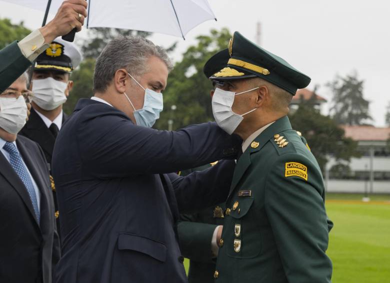 El presidente otorgó el cuarto sol que identifica como general a Eduardo Zapateiro, comandante del Ejército. FOTO Presidencia