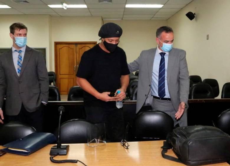 Ronaldinho en el Palacio de Justicia de Asunción antes de ser puesto libre. Foto EFE