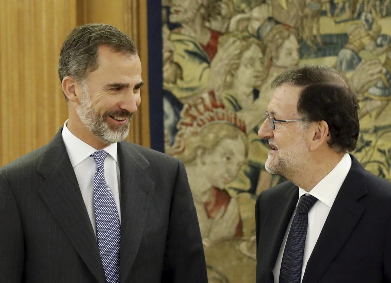 De izquierda a derecha, el rey Felipe VI, y el presidente del Gobierno español en funciones, Mariano Rajoy. FOTO Reuters