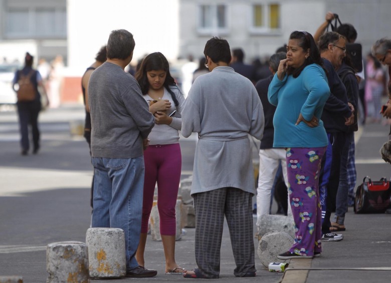 Los habitantes de Ciudad de México salieron a la calle después de que oyeran la alerta sísmica. FOTO EFE