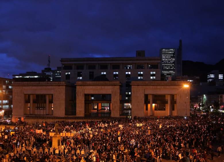 Con el Palacio de Justicia como telón de fondo, la capital del país condenó la violencia contra líderes. 