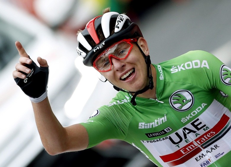 Tadej Pogacar hizo moñona al ganar la etapa 20 de la vuelta a España y subir al podio, al desbancar del tercer lugar al colombiano Nairo Quintana. FOTO EFE