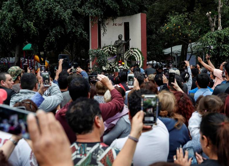 Cientos de mexicanos se reunieron ayer alrededor de la estatua de José José, que murió el sábado, a los 71 años de edad, para rendirle tributo al músico. FOTO Reuters