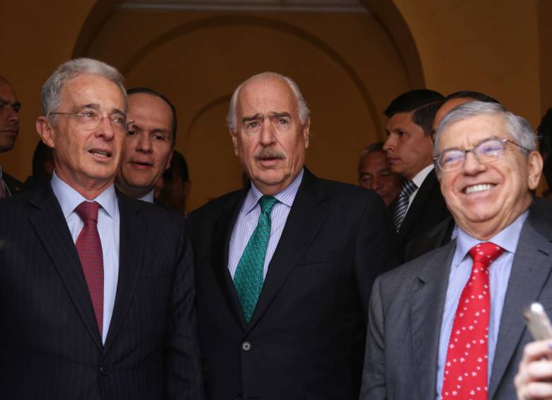 Los expresidentes Álvaro Uribe Vélez, Andrés Pastrana y Cesar Gaviria se pronunciaron luego de la reunión. Foto Colprensa