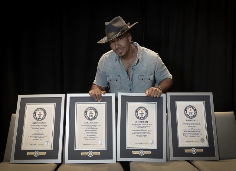 El artista dominicano presentó con orgullo sus certificados. FOTO Efe