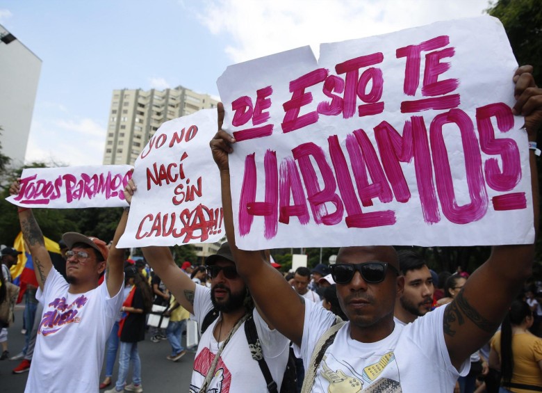 Las protestas rechazaron las políticas laborales del gobierno, la falta de protección de los líderes sociales, entre otros temas. FOTO EFE