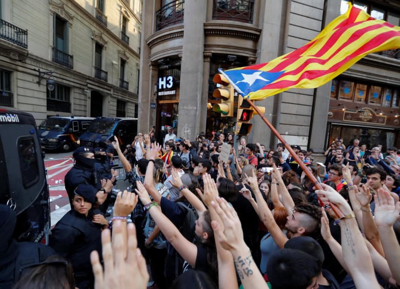 Marchas multitudinarias se realizaron ayer en Barcelona, tras la violencia, represión y referendo vividos el domingo. FOTO reuters