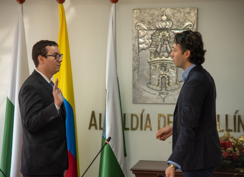 Alcalde Daniel Quintero Calle toma el juramento al nuevo director del Área Metropolitana, Juan David Palacio Cardona. FOTO CORTESÍA CUENTA @QuinteroCalle
