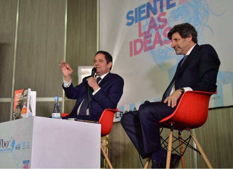 Vargas presentó ayer en la feria su libro ‘Hacer, cumplir, avanzar’, un recuento de 30 años de trayectoria pública. FOTO cortesía campaña