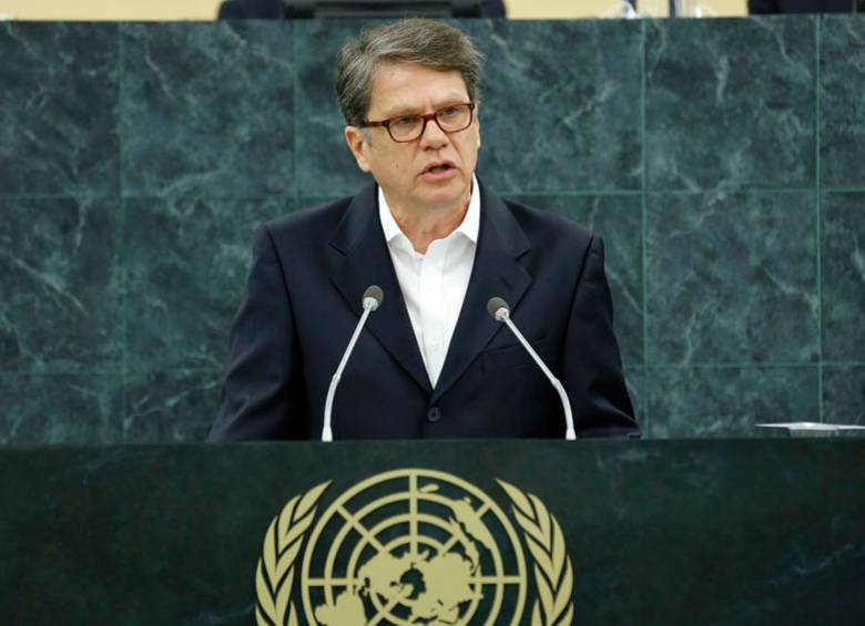 El canciller encargado de Ecuador, Xavier Lasso, anunció este lunes que fue pospuesta la cita de los cancilleres de la Unasur para tratar la crisis entre Colombia y Venezuela. 