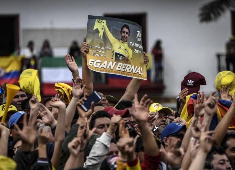 Así lo recibieron sus paisanos. Muchas pancartas, camisetas y gorras amarillas. Foto afp