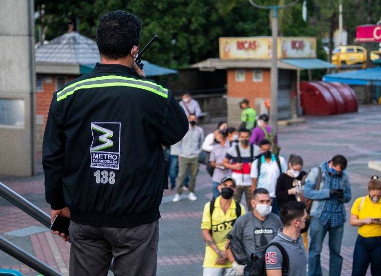 La Policía advirtió que los usuarios deben llegar temprano a las estaciones para evitar retrasos en el abordaje. Foto: Carlos Velásquez. 