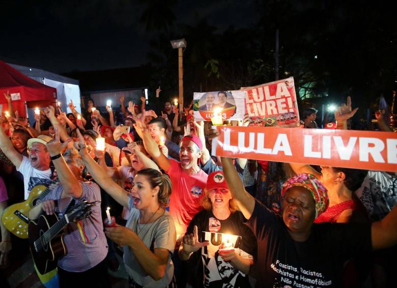 Seguidores de Lula piden su libertad. FOTO AFP