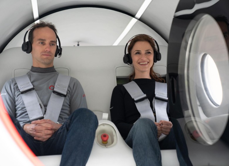 Los ejecutivos de Virgin Hyperloop, Josh Giegel y Sara Luchian, alcanzaron velocidades de hasta 172 km/h Foto: EFE
