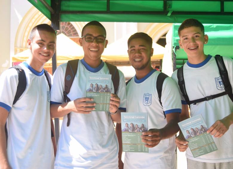 Estudiantes de los colegios del Suroeste recibiendo información acerca de los programas académicos de la UdeA FOTO CORTESÍA UNIVERSIDAD DE ANTIOQUIA