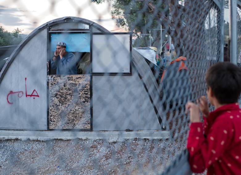 Los campos de refugiados aislan a la comunidad migrante de la realidad del país al que pretenden llegar y evitan que puedan construir lazos con los nativos. FOTO Médicos sin fronteras