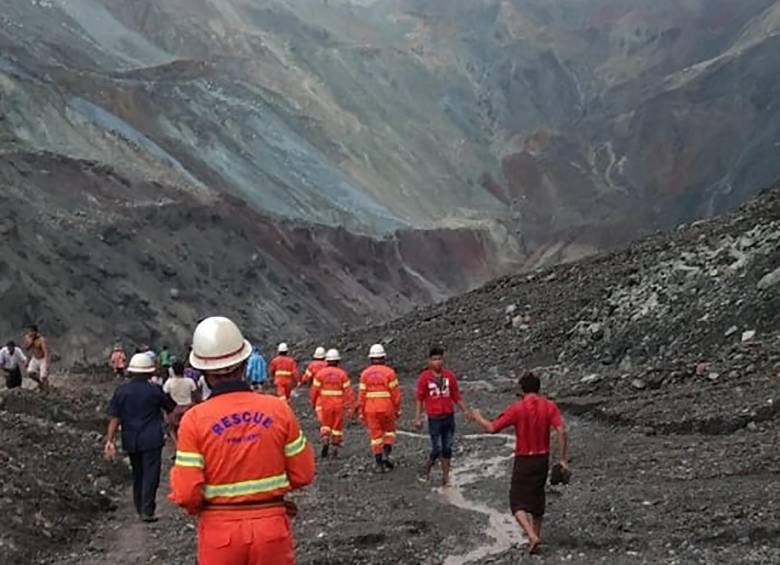 Rescatistas intentan localizar a los sobrevivientes. FOTO HANDOUT / MYANMAR FIRE SERVICES DEPARTMENT / AFP