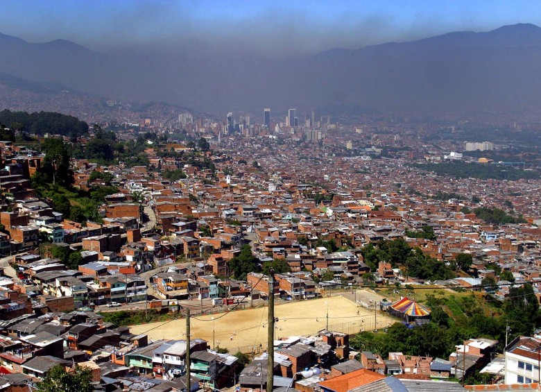Las fuentes móviles son el principal contribuyente al aire sucio que se respira en Medellín y el Aburrá, dice la Contraloría. En dos estaciones de medición, dice, el índice de calidad es más crítico, situándose en “dañino a grupos sensibles”. FOTO Henry Agudelo