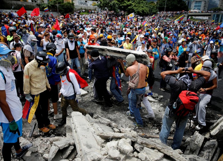 Bloques de cemento fueron cargados por los manifestantes FOTO: REUTERS