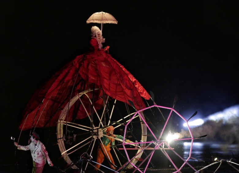 El cierre del festival Iberoamericano de teatro de Bogotá se realizó con la obra Water Fools. La clausura tuvo luces, fuegos artificiales y elementos sobre el agua. Participaron 32 compañias en esta edición. 