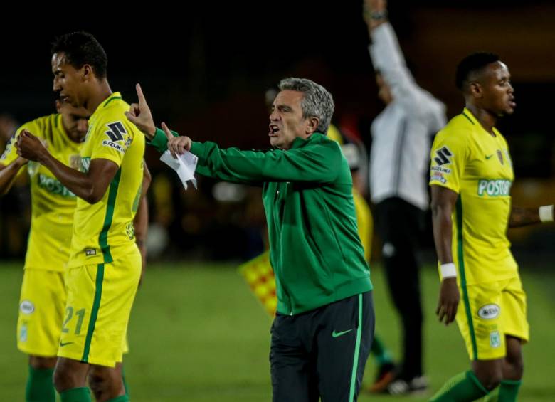 El técnico de Nacional, Juan Manuel Lillo, respalda a los jugadores de la plantilla principal, quienes no jugarían si el torneo no termina en la fecha que estaba pactada. FOTO colprensa