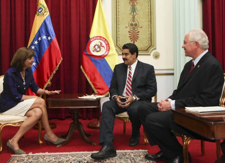 El presidente Nicolás Maduro se reunió con los cancilleres de Colombia y Venezuela, María Ángela Holguín y Rafael Ramírez, quienes evaluaron los avances en el plan de choque contra el contrabando en la frontera. FOTO REUTERS