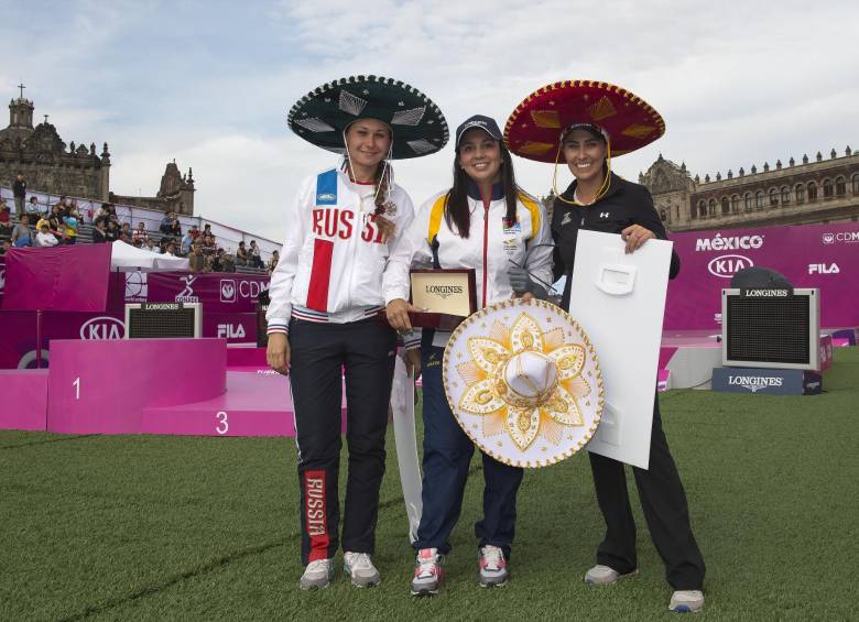 López agrandó su leyenda en arco. La colombiana festejó al lado de Vinogradova (plata) y Ochoa (bronce) FOTO cortesía mexsport