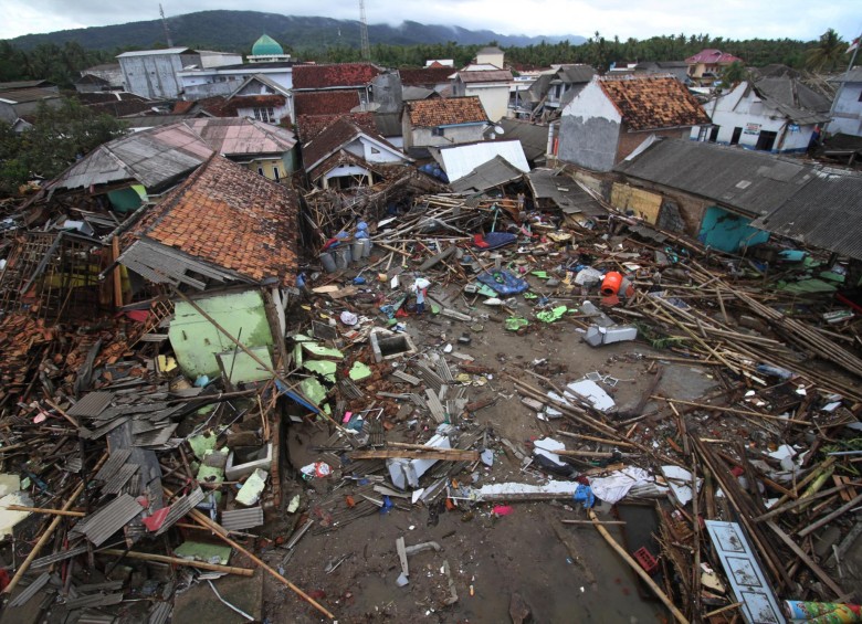 La cifra de muertos por el tsunami supera los 300. FOTO REUTERS