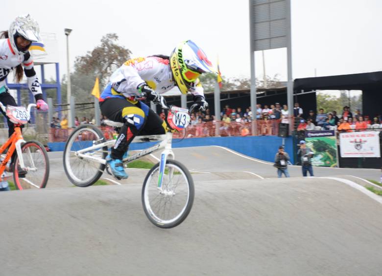 Valeria Ríos tiene el fútbol como su hobby, pero sabe que lo que llena su vida es el bicicrós. FOTO cortesía w élite 