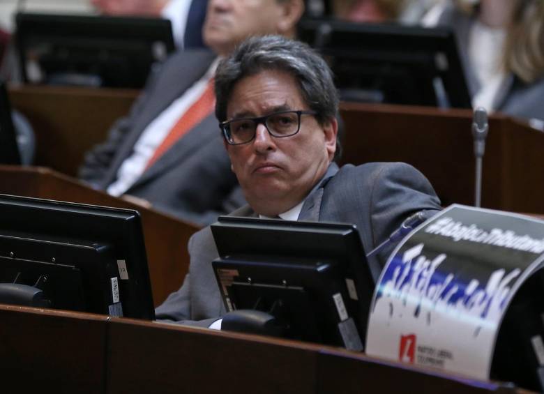 El ministro Alberto Carrasquilla también confirmó que se ayudará a las grandes empresas. FOTO: Colprensa.