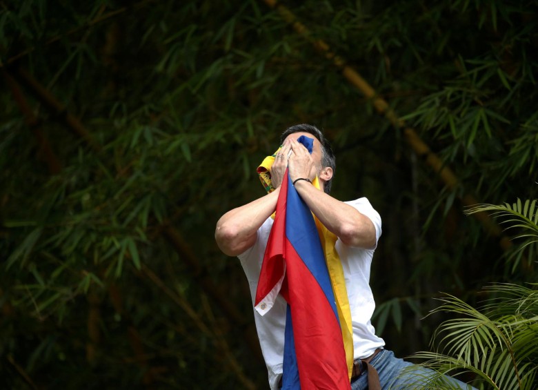 Algunas horas después, López se asomó a saludar a sus partidarios desde los muros del recinto de su residencia mientras ondeaba una bandera venezolana. FOTO REUTERS
