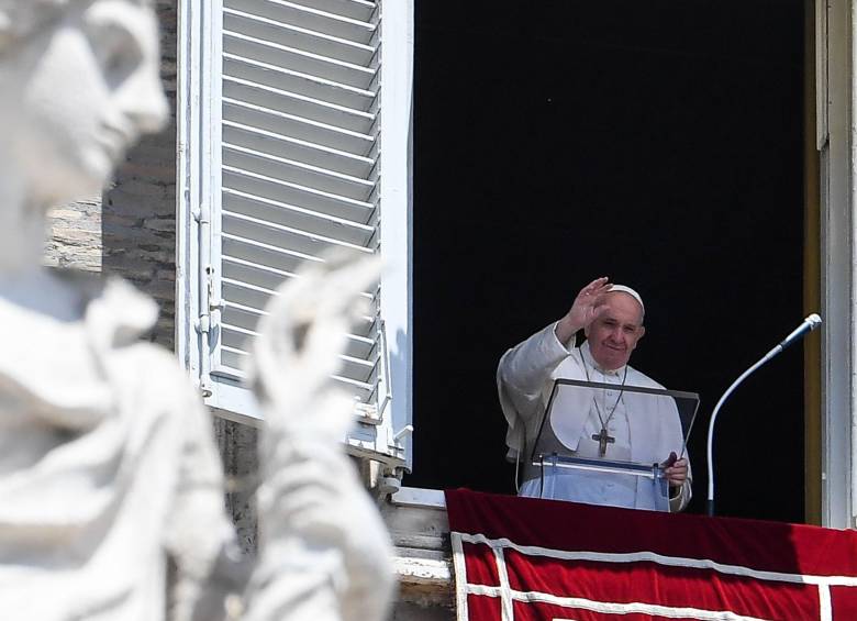 El papa Francisco saluda este domingo desde la ventana del palacio apostólico a la plaza de San Pedro, durante la oración del Ángelus. Foto: AFP
