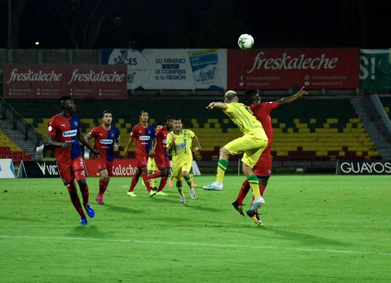 Acciones del juego en un estadio con poca gente en las tribunas. FOTO COLPRENSA