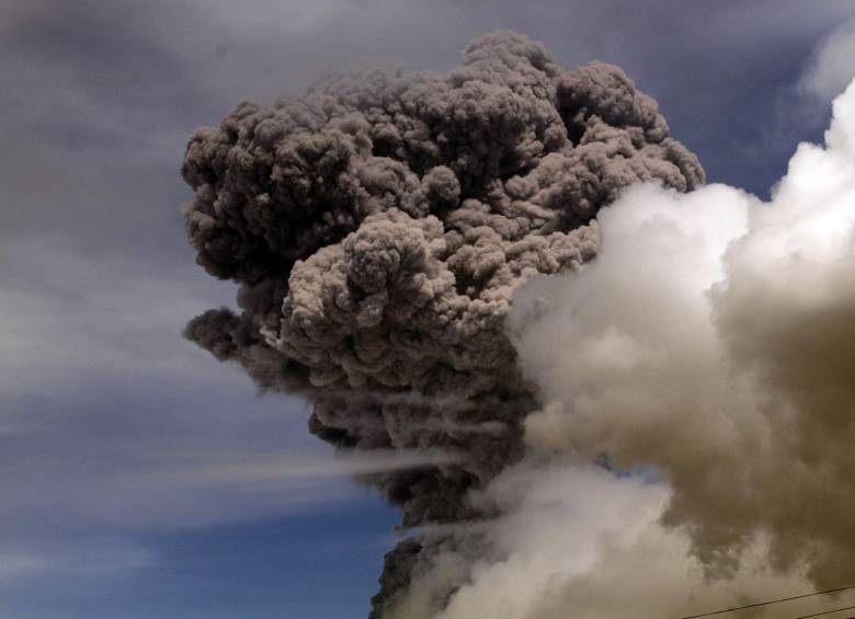 El volcán Cotopaxi registró cuatro explosiones en menos de 12 horas que ocasionaron una lluvia de ceniza en poblaciones como Machachi y el sur de Quito. FOTO AFP