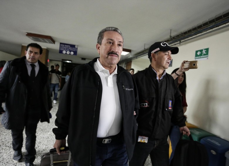 El exgobernador de Santander, Hugo Aguilar, fue presentado ayer en los juzgados de Paloquemao. FOTO Colprensa