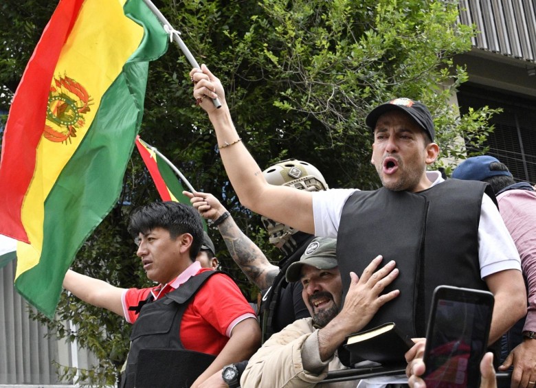 Luego del anuncio de la renuncia de Evo, las calles de La Paz se convirtieron en un carnaval con el estallido de petardos y miles de manifestantes ondeando banderas tricolores bolivianas (rojo, amarillo y verde). FOTO AFP