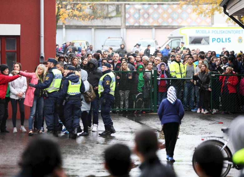Las autoridades acordonaron el área, mientras familiares de los estudiantes y los profesores, acompañados por muchos ciudadanos, llegaron al lugar de los hechos.