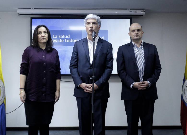 El hasta hoy ministro Juan Pablo Uribe (centro), al lado de sus viceministros: Diana Cárdenas (izquierda) e Iván Darío González (derecha), quien fue encargado de este Ministerio. 