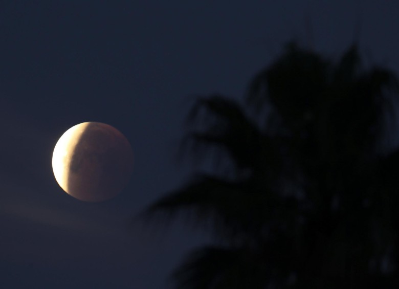 El eclipse lunar total, particularmente raro por su tamaño, dio este miércoles un espectáculo visible en gran parte del planeta. FOTO REUTERS